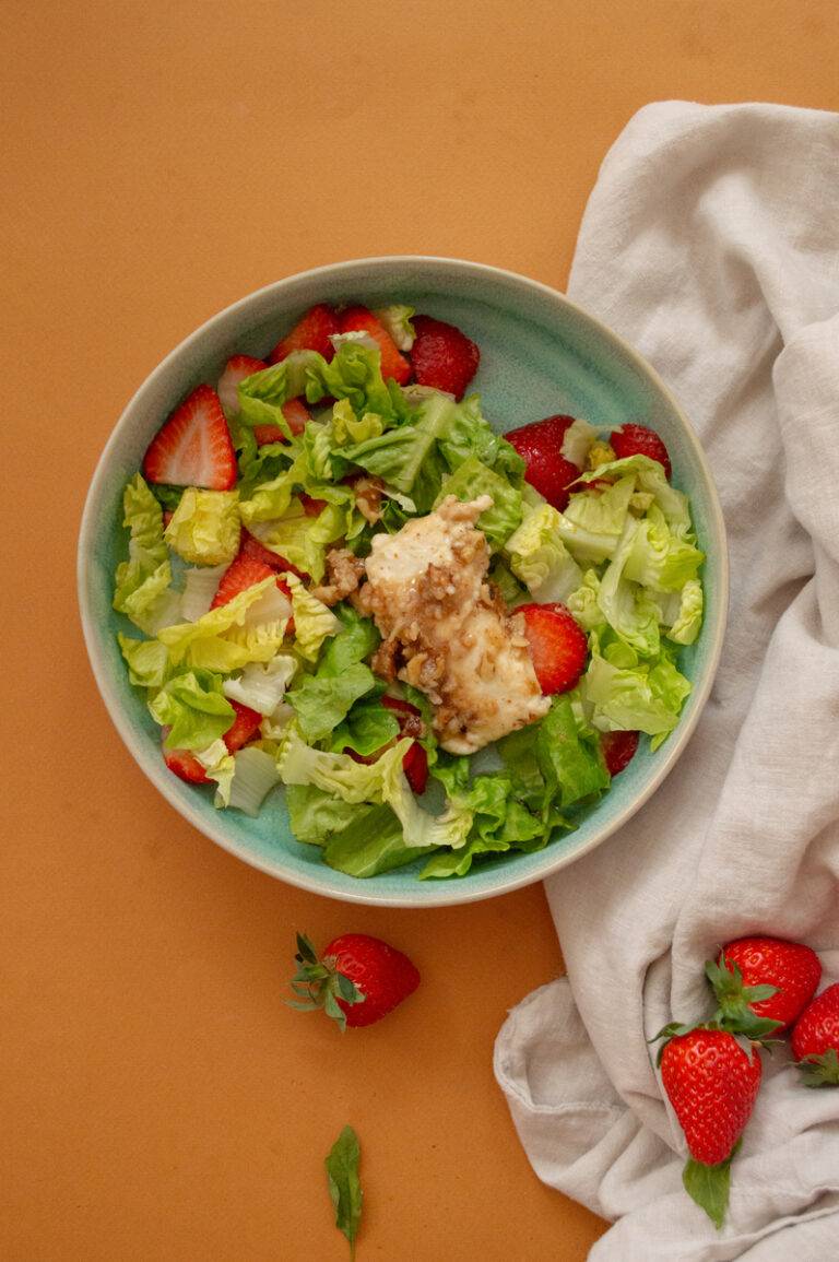 Karamellisierter Feta Erdbeer Salat - Nourished by Adelina